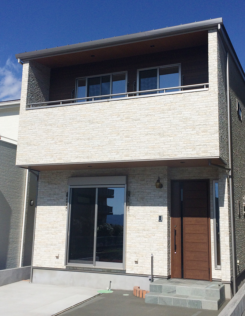 アイボリーの外観に木目がアクセントのナチュラルモダン住宅