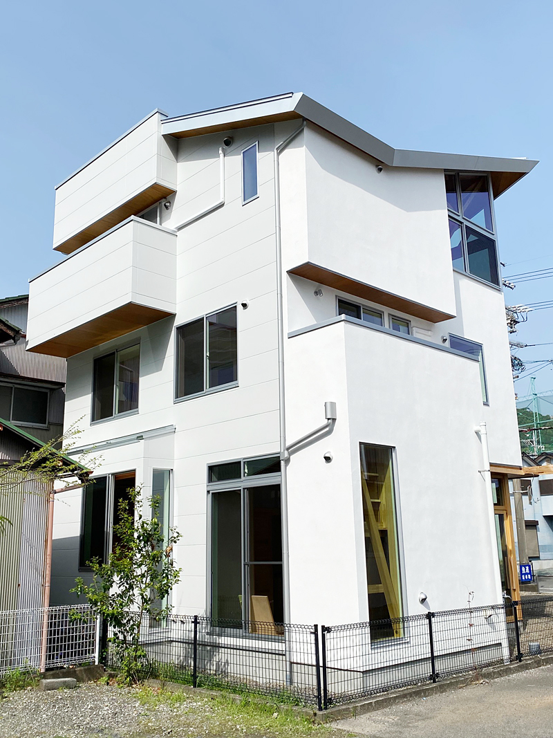 圧巻の180度パノラマビューと木の温もりに包まれた、別荘のような店舗兼住宅