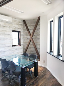 開放感とデザイン性を両立したおしゃれな事務所