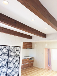 住宅リフォーム:見せ梁と光が映える空間